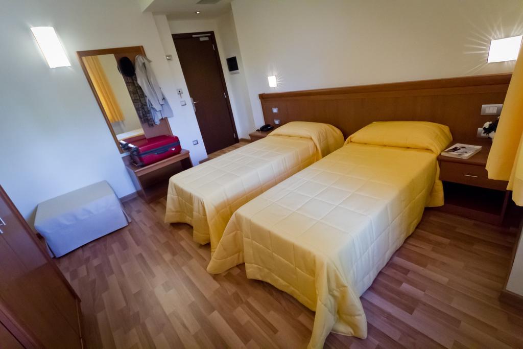 Hotel Donnini Assisi Oda fotoğraf